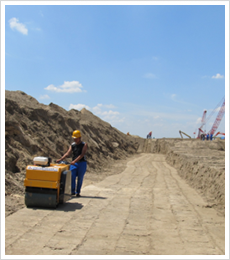 施工人員正在進行溝槽夯直作業(yè)